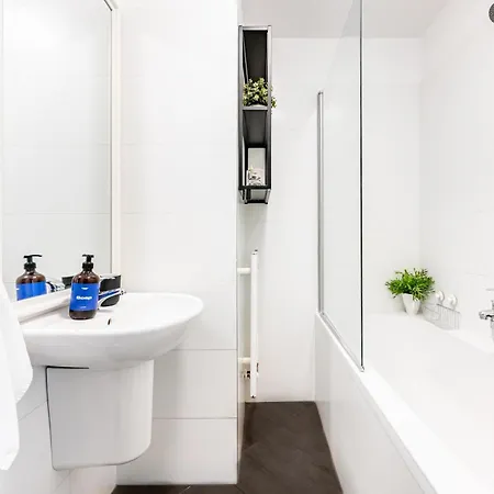 Days - Two Bedroom With 200mbs Wifi And Smart Tv براغ
